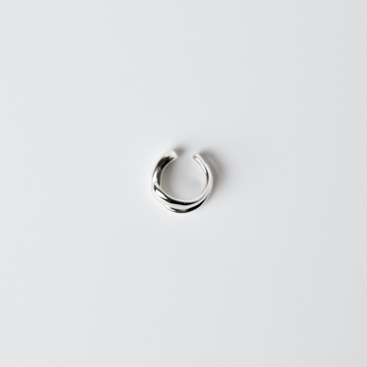 SMOOTH W LINE EAR CUFF