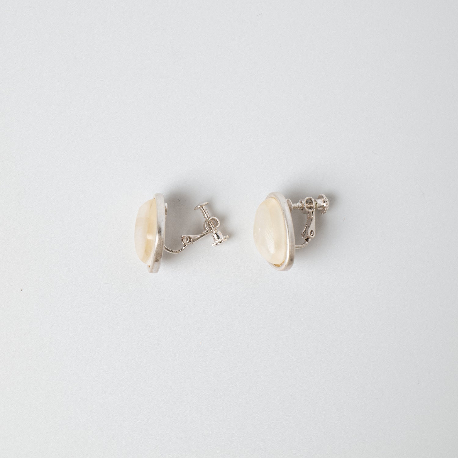 WHITE STONE EARRING