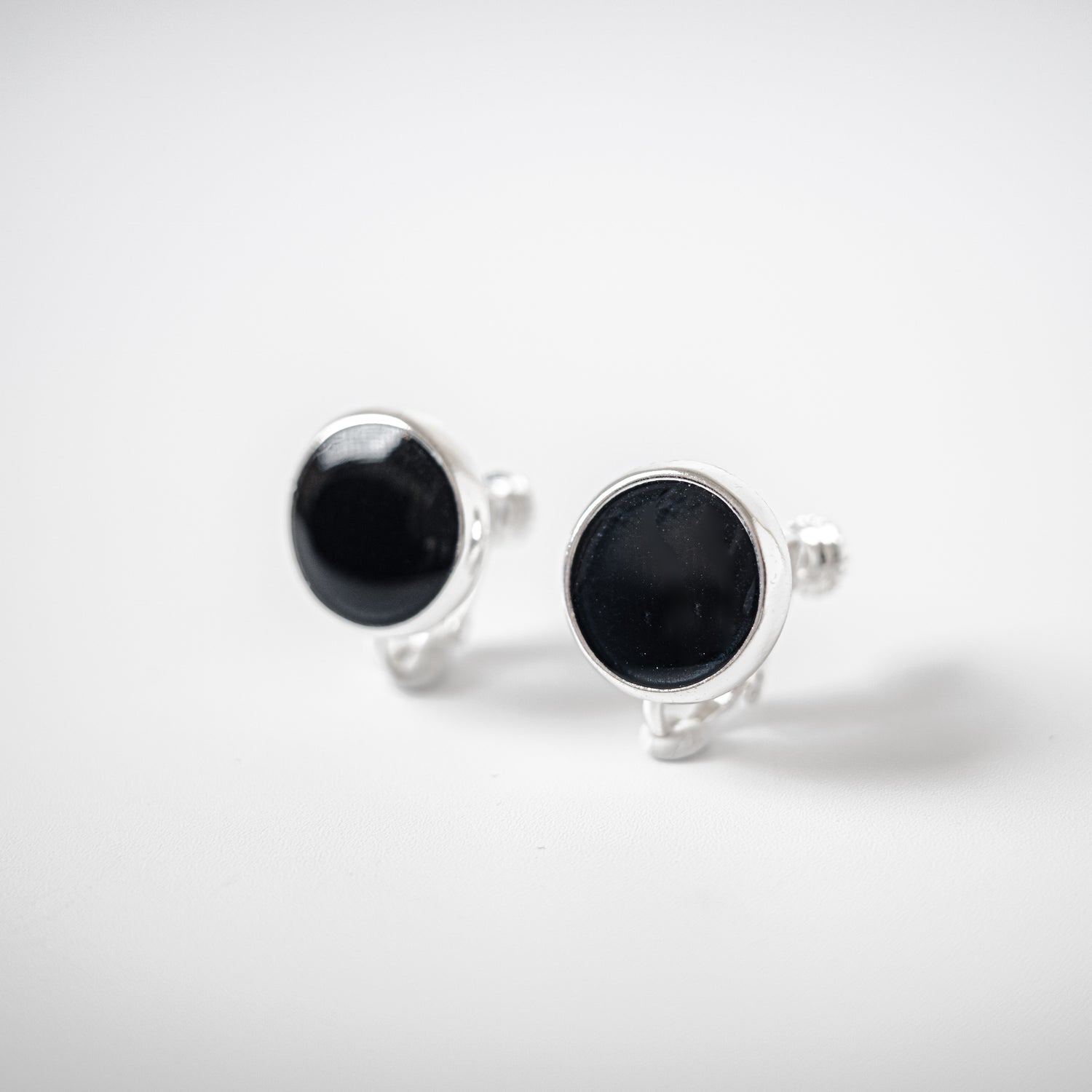 BLACK STONE EARRING