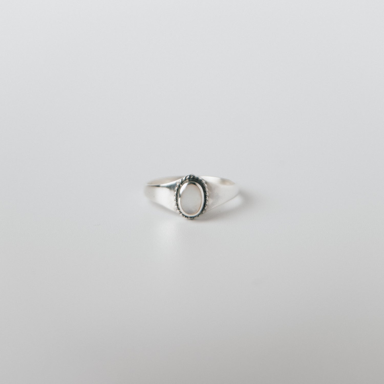 SMALL WHITE SHELL RING