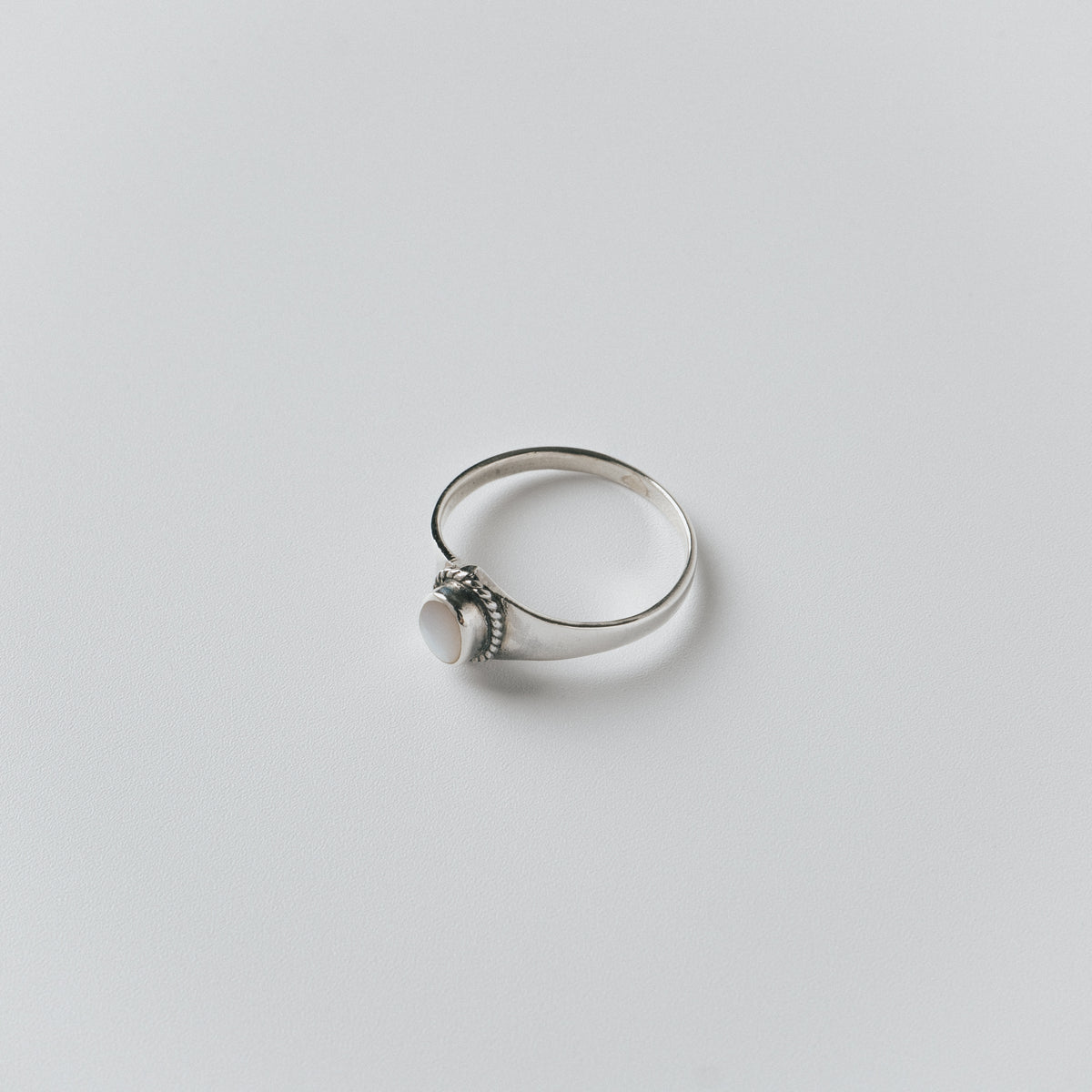 SMALL WHITE SHELL RING