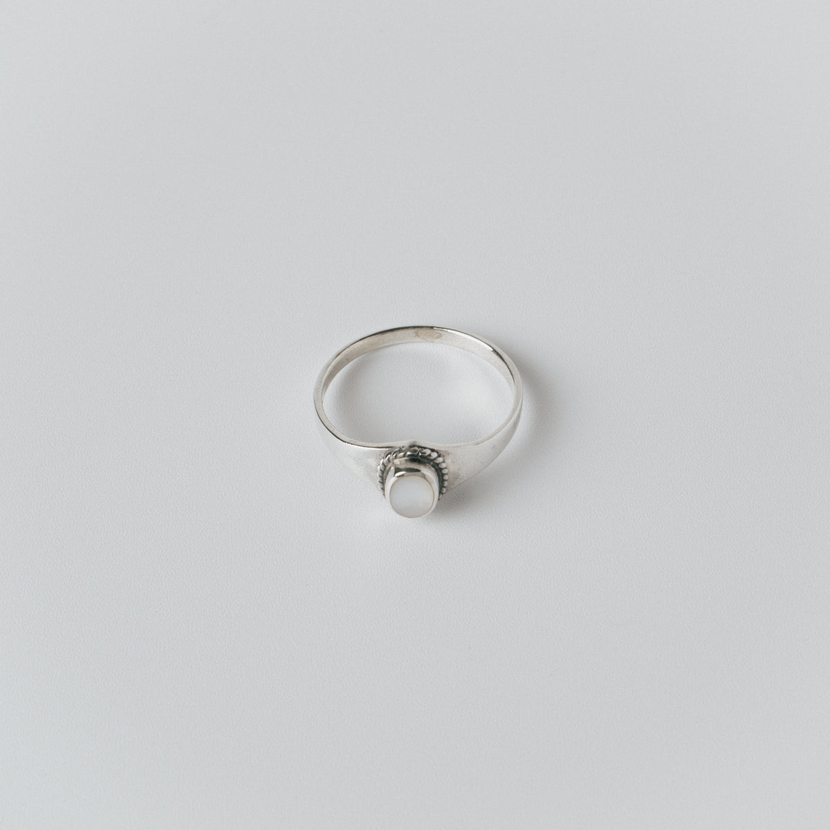 SMALL WHITE SHELL RING