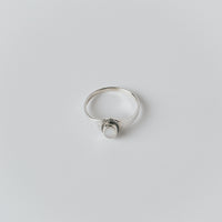 SMALL WHITE SHELL RING