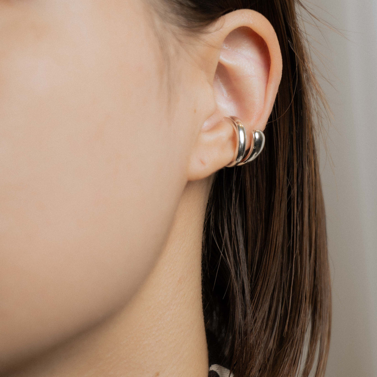 SMOOTH W LINE EAR CUFF