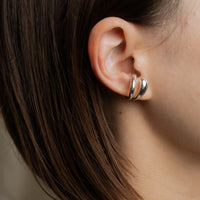 SMOOTH W LINE EAR CUFF