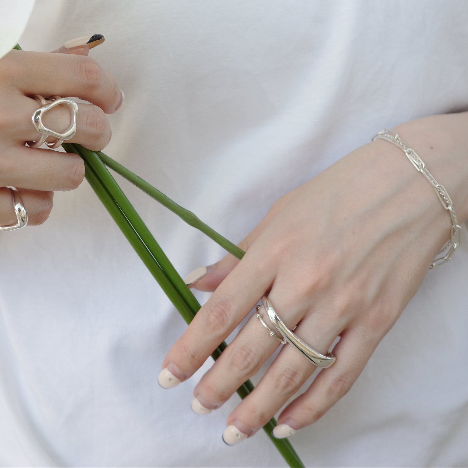 SMOOTH LINES TWO FINGER RING